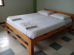 Skrivebord og wi-fi (mot et tillegg)