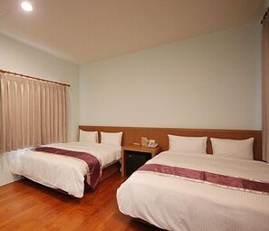 Kamar Quadruple Superior (Suite) | Meja kerja, tirai kedap cahaya, dan tempat tidur lipat/tambahan