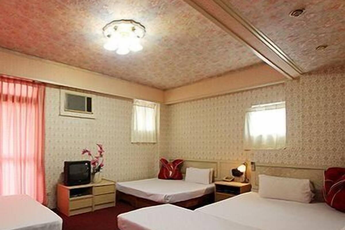 Family Room (7 people) | Desk, blackout drapes, rollaway beds, free WiFi
