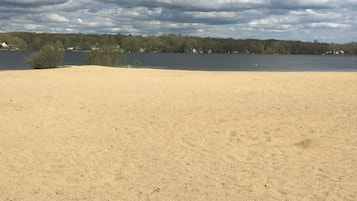 Chaises longues, serviettes de plage