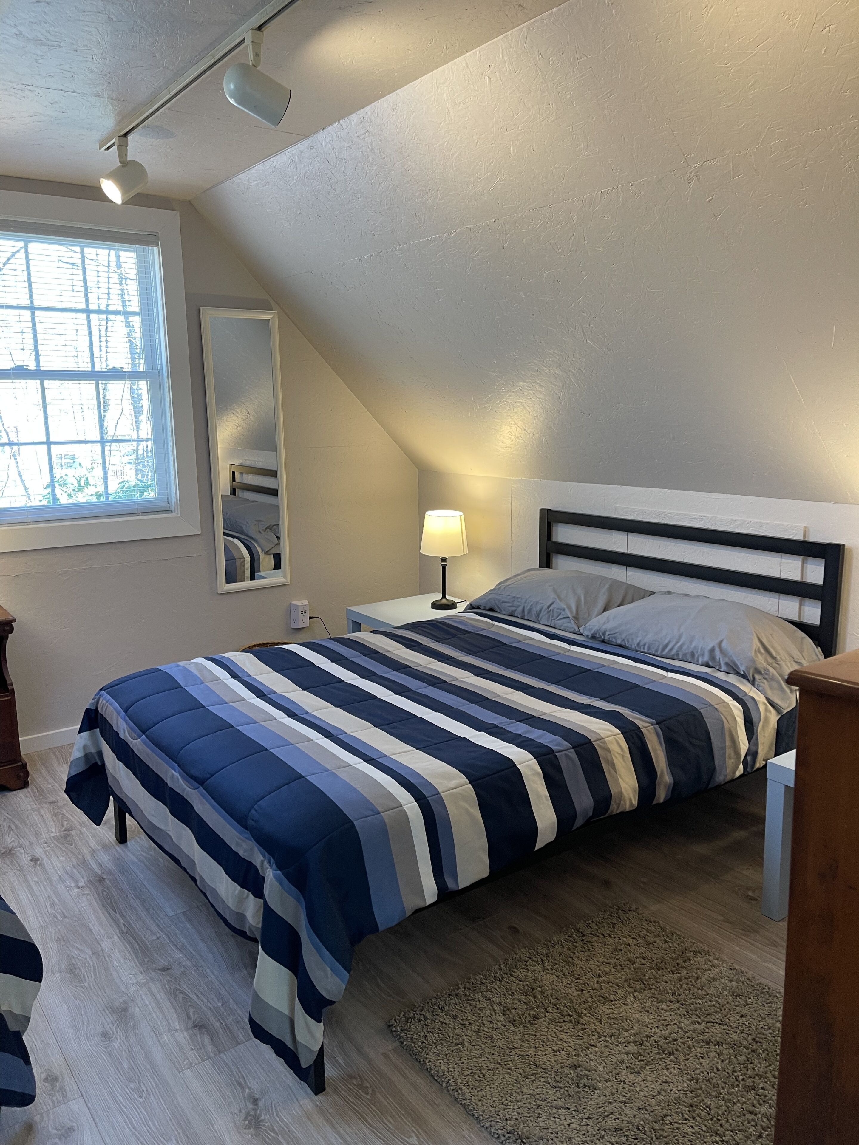 2 slaapkamers, een bureau, een strijkplank/strijkijzer, gratis wifi