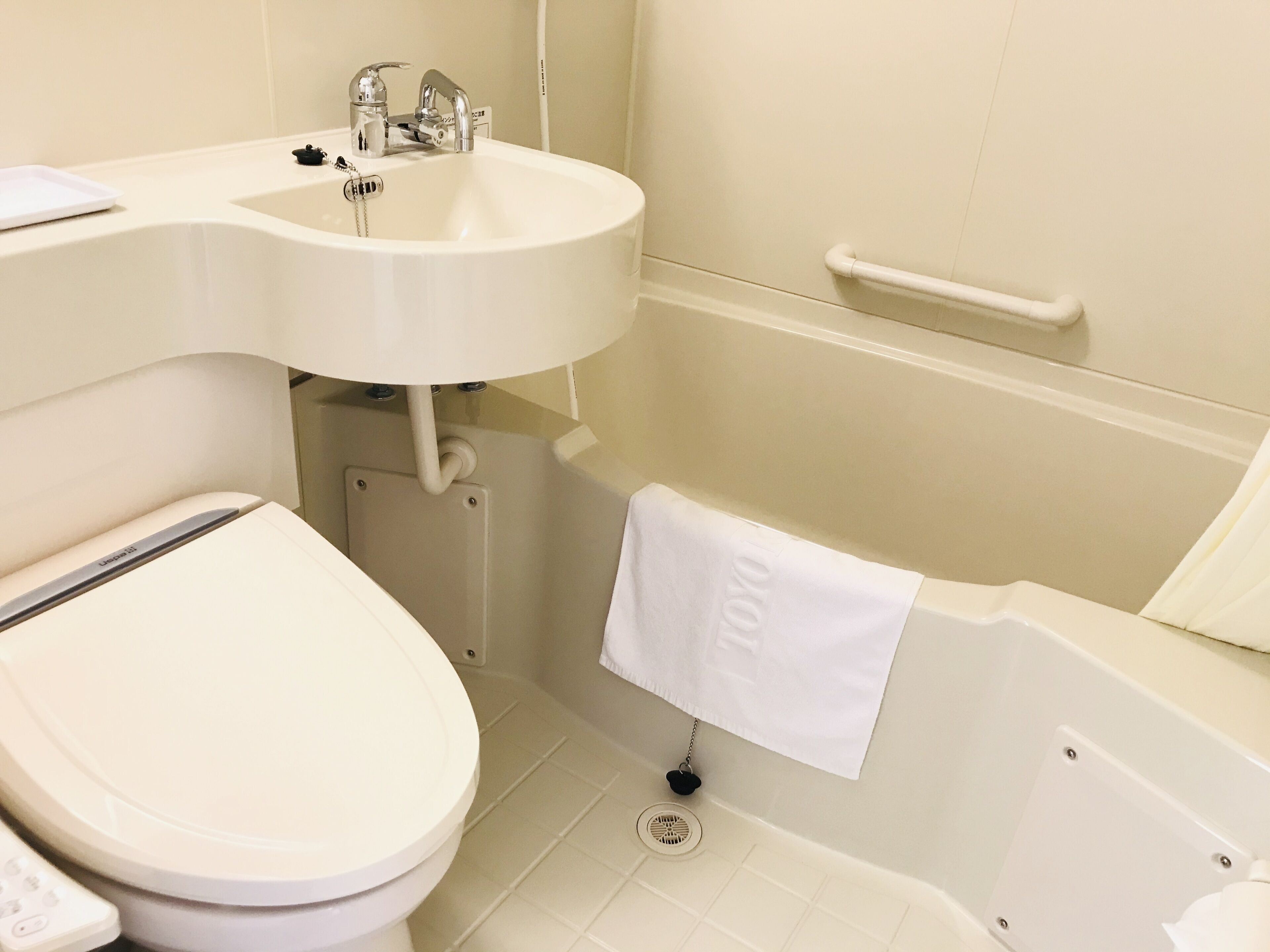 combined shower/bathtub, rainfall showerhead, free toiletries