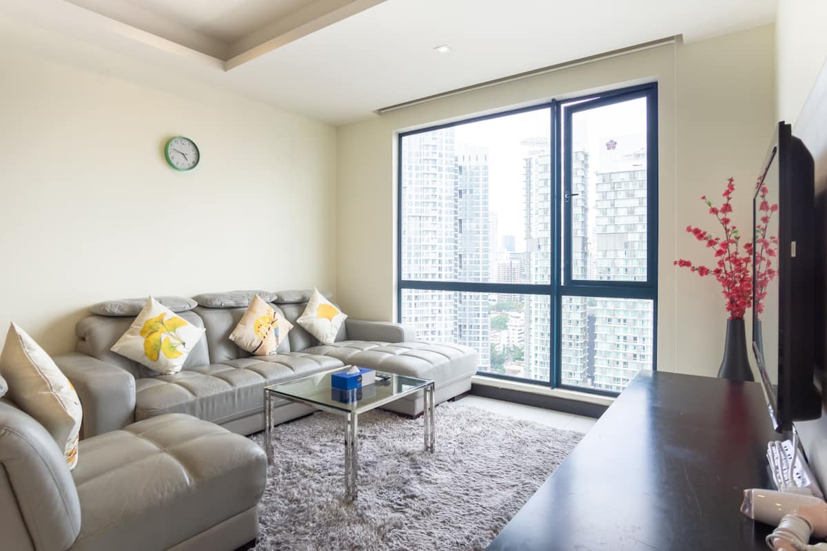 Appartement, 3 slaapkamers | Woonruimte | Een 40-inch flatscreentelevisie met kabelzenders en een televisie