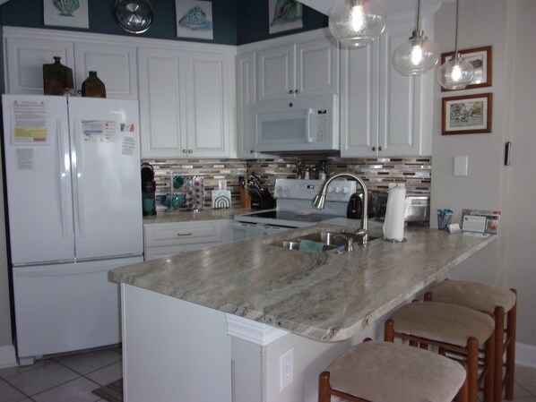 Køleskab, mikrobølgeovn, ovn, kogeplade