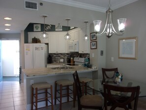 Køleskab, mikrobølgeovn, ovn, kogeplade