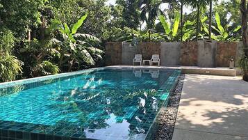 Außenpool, Liegestühle