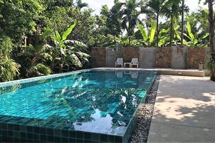 室外游泳池，日光浴躺椅