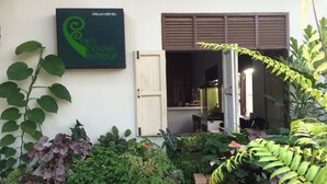 A garden with various plants and a sign that reads "ern house retreat." - Fern House Retreat (Chalong)