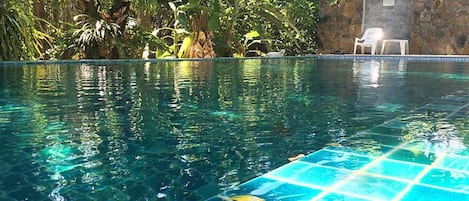 Piscine extérieure, chaises longues