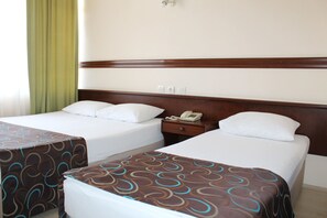 Triple Room | In-room safe, desk, iron/ironing board, free cribs/infant beds - Beyaz Saray Hotel (Manavgat)