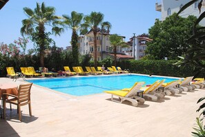 Outdoor pool, pool umbrellas, sun loungers - Beyaz Saray Hotel (Manavgat)