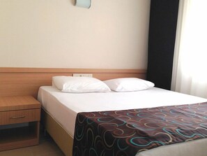In-room safe, desk, iron/ironing board, free cots/infant beds - Beyaz Saray Hotel (Manavgat)