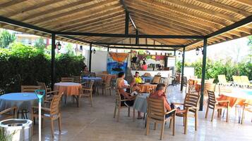 2 restaurantes; se sirven comidas y cocina turca