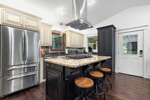 Fridge, microwave, oven, stovetop - Tranquil Pet Friendly, Luxury Cottage in Blue Ridge Mtns! UC STR License 022260 (Blairsville)