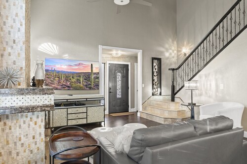 Mayon sairaalan tainnutus!  3 Bed Scottsdale kaupunkiasunto autotalli! Upea sijainti!