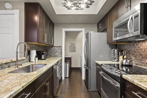 Kjøleskap, mikrobølgeovn, ovn og kokeplater