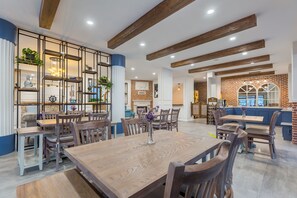 Free daily buffet breakfast - Hanedan Otel (Foça)