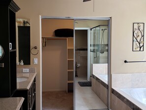 Ducha y bañera combinadas, secador de pelo, toallas y jabón