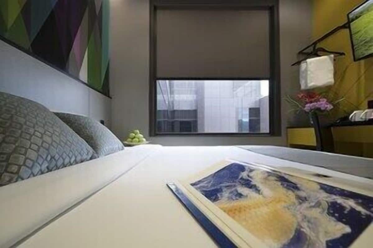 Caja de seguridad en la habitación y escritorio