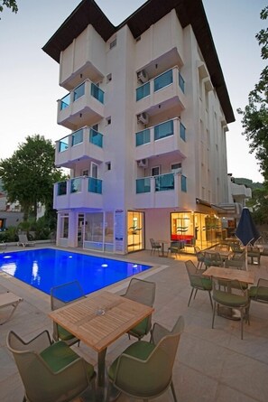 Outdoor pool, open 9:00 AM to 6:30 PM, pool umbrellas, sun loungers - Villamar Hotel (Marmaris)