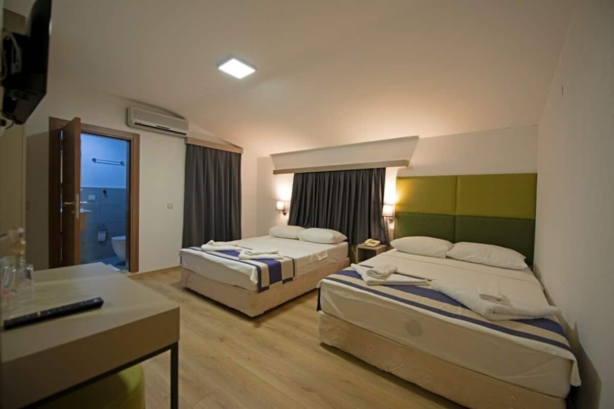 Standard Twin Room | In-room safe, bed sheets