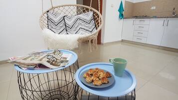 Apartamento de diseño, 1 habitación | Sala de estar | Una televisión de pantalla plana