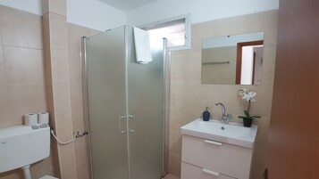 Apartamento clásico, 2 habitaciones | Baño | Ducha, artículos de higiene personal gratuitos y secador de pelo