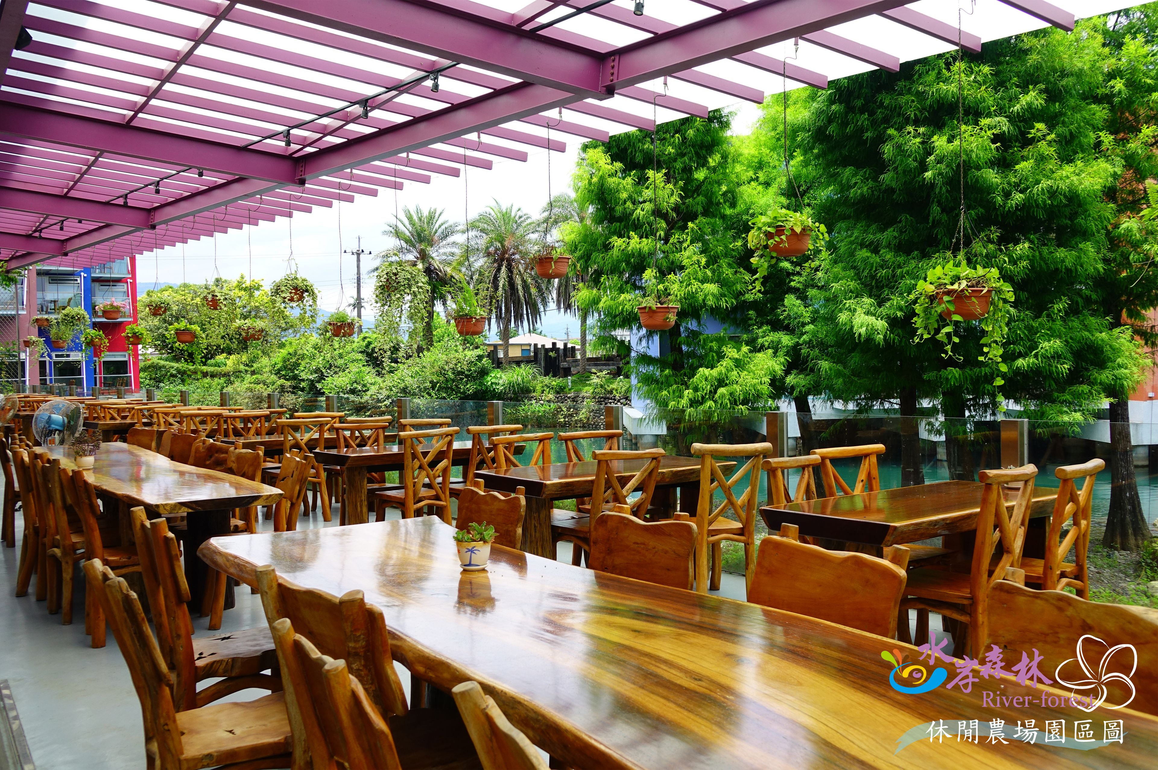 Breakfast and lunch served, local and international cuisine