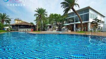 Een seizoensgebonden buitenzwembad