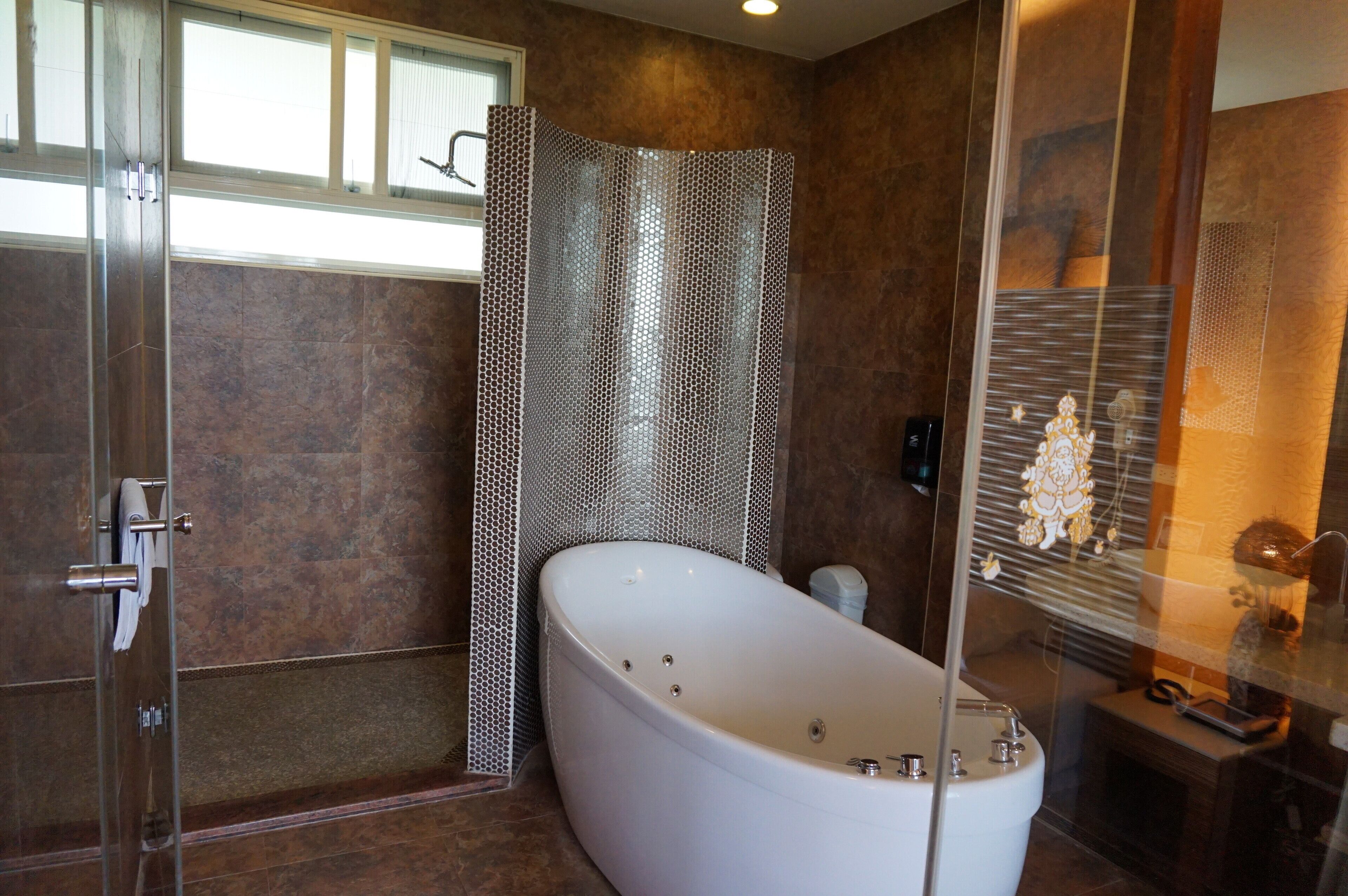 basic double room | bathroom | shower, free toiletries, hair dryer, slippers