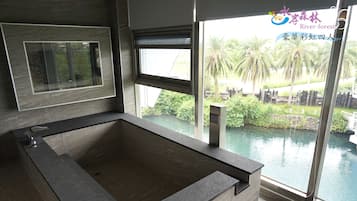 Quadrupla Deluxe, 2 letti queen, idromassaggio, vista lago | Vasca da bagno a immersione totale