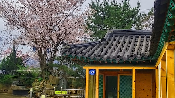 Un edificio de madera tradicional con techo de tejas y un letrero que indica que es un restaurante.