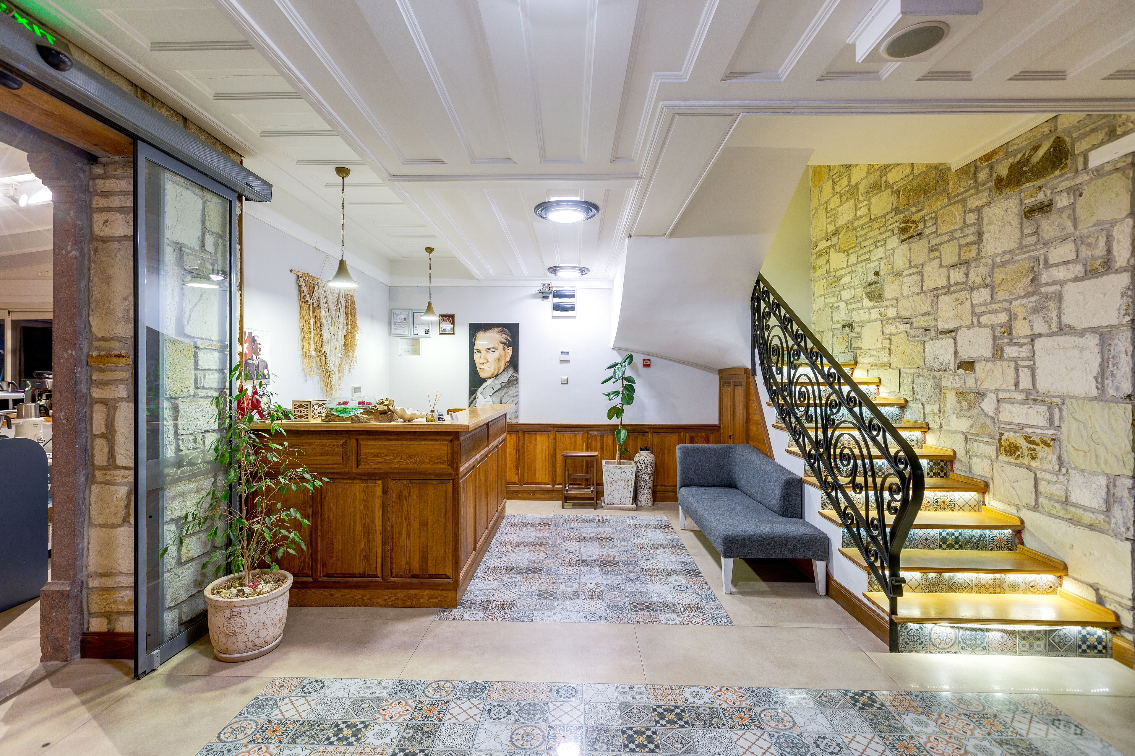 Amplia sala de estar con barra de madera, escalera con barandales decorativos y piso estampado.
