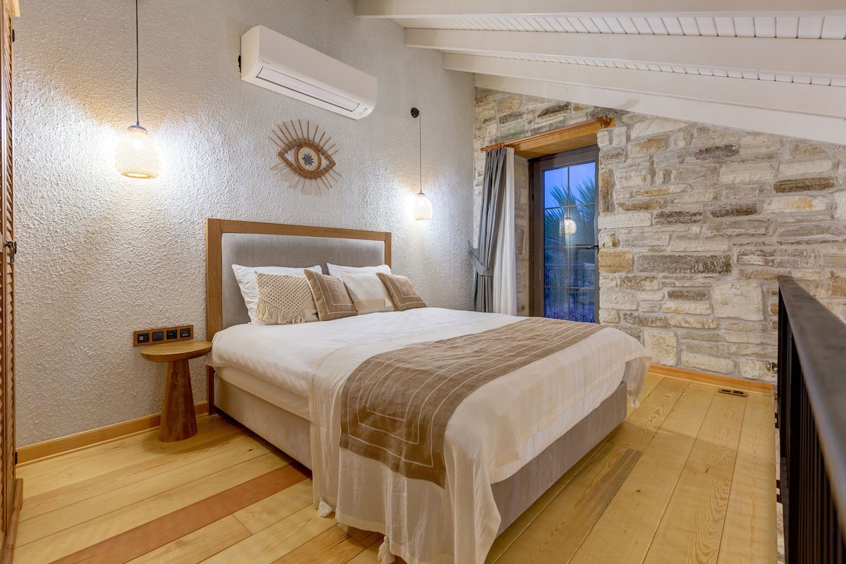 LOFT SUITE ROOM BALCONY | Minibar, bureau, systĂšme dâinsonorisation, accĂšs au Wi-Fi (inclus)