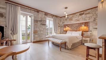 Minibar, desk, soundproofing, free WiFi