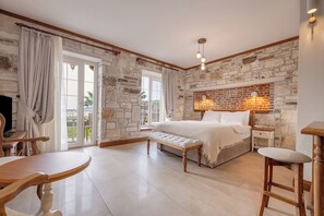 DENIZ MANZARALI BAHCE KATI SUIT ODA | Minibar, desk, soundproofing, free WiFi