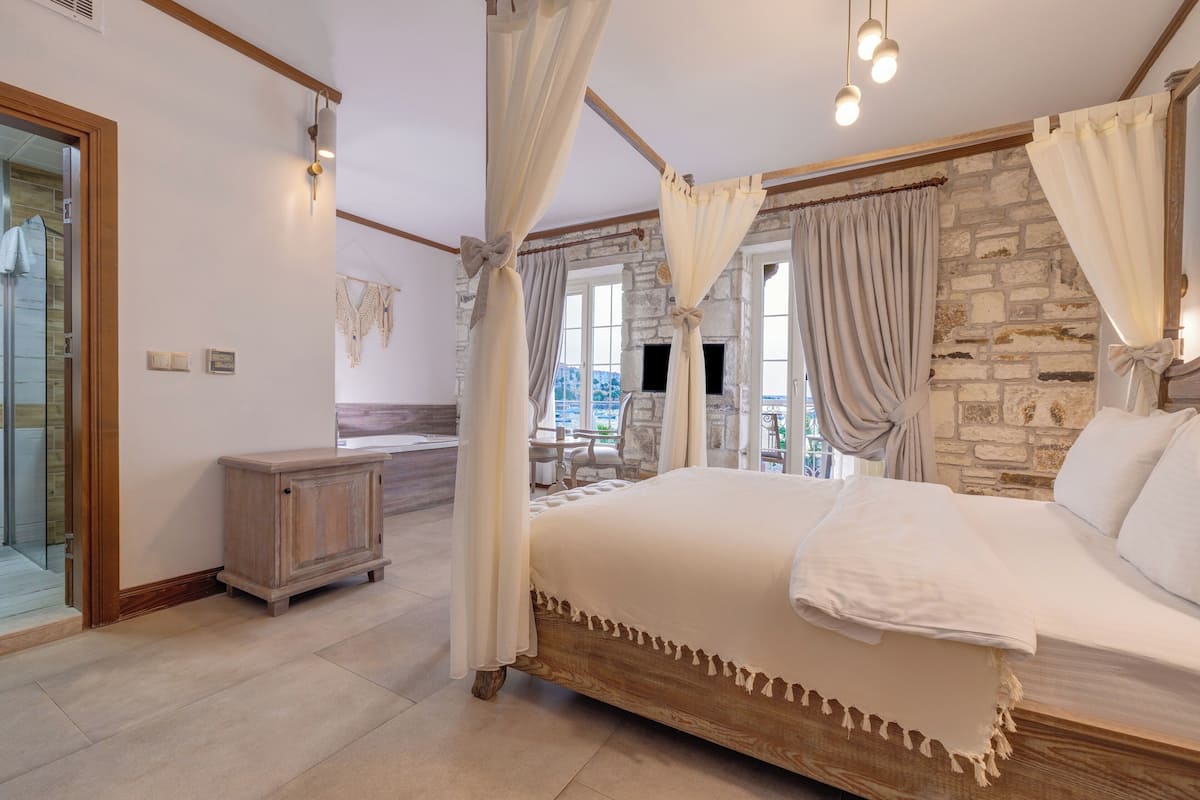 Suite, baignoire Ă jets, vue sur la mer | Minibar, bureau, systĂšme dâinsonorisation, accĂšs au Wi-Fi (inclus)