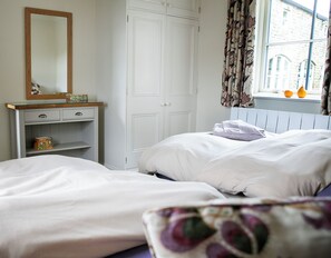 2 bedrooms, iron/ironing board, travel cot, free WiFi