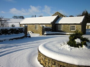 Property grounds -  5⭐️ luxury 2 bedroom rural retreat on a small private estate in North Yorkshire (Braithwaite, Near Harrogate)