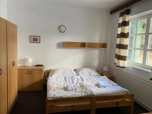 Een bureau, gratis wifi, beddengoed