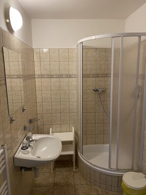 Tweepersoonskamer | Badkamer | Een douche, gratis toiletartikelen, handdoeken