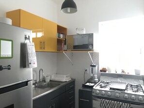 Refrigerador, microondas y cafetera y tetera 