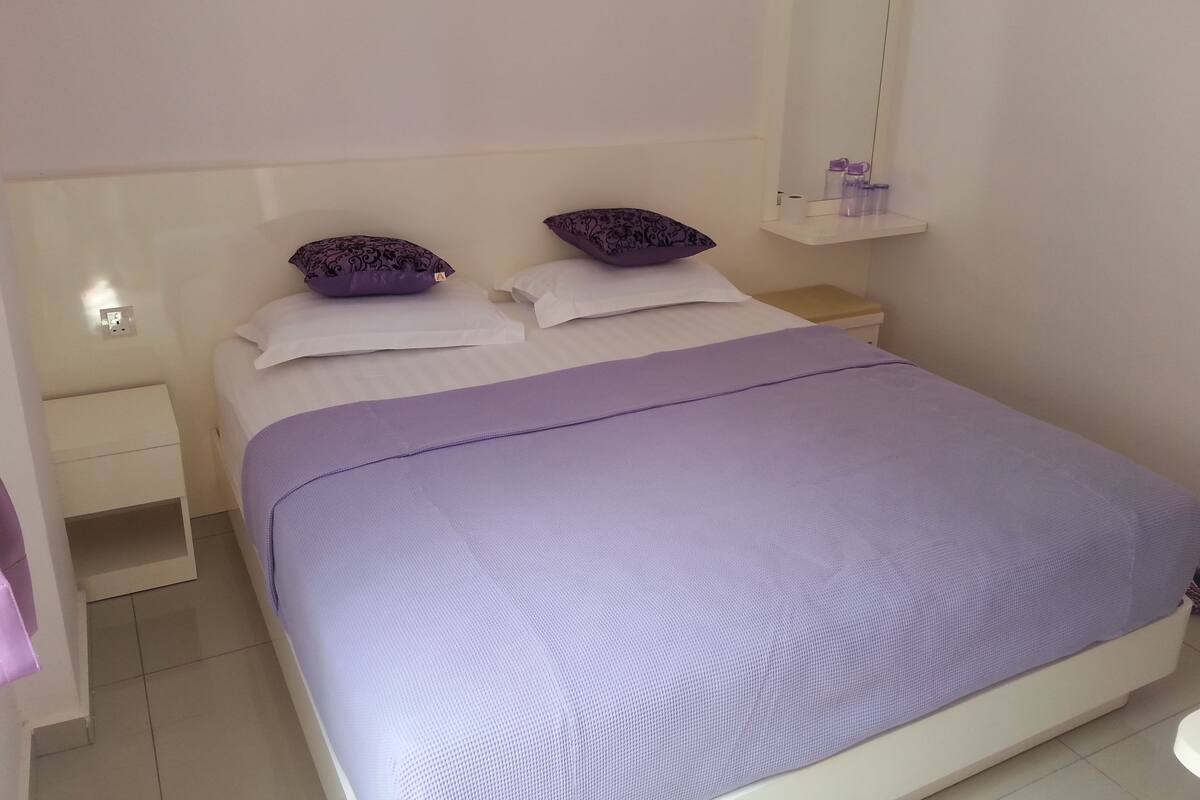 Room, 1 King Bed | Iron/ironing board, free WiFi