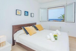 4 bedrooms, iron/ironing board, WiFi, bed sheets - Villa next Binibeca, one level and first sea line salad pool, air-conditioned (Binisafúller)