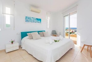 4 bedrooms, iron/ironing board, WiFi, bed sheets - Villa next Binibeca, one level and first sea line salad pool, air-conditioned (Binisafúller)