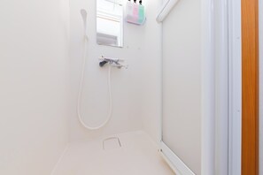 Combined shower/bathtub, free toiletries, hair dryer, slippers - Fukujutei (Osaka)