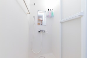 Bañera con ducha, artículos de tocador gratuitos, secador de pelo