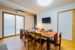 Apartment (Room 101) | Wohnbereich | Flachbildfernseher