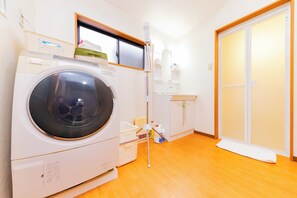 Combined shower/bathtub, free toiletries, hair dryer, slippers - Fukujutei (Osaka)