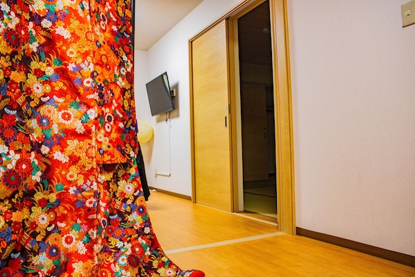 Apartment (Room 101) | Wohnbereich | Flachbildfernseher